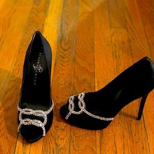 Ivanka Trump Itchelsee black Peep-toe high heels. Size: M